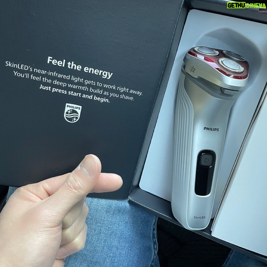 Kim Young-dae Instagram - 면도기에 LED 조합🤩 #philips #필립스 #필립스전기면도기 #필립스면도기 #SkinLED #필립스LED4500 #광고