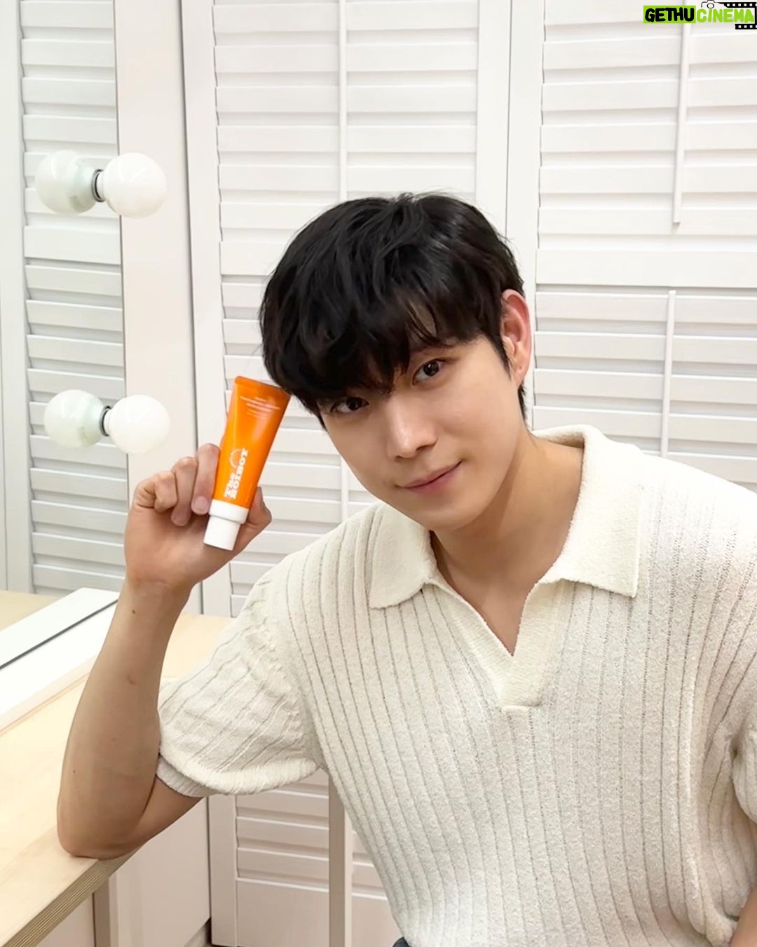 Kim Young-dae Instagram - 햇빛에 자극 받은 피부는 데일리 마스크로 진정 시켜주고 판테놀 선크림으로 피부 보습과 자극 진정까지😎 @theboiboy_official #더보이보이 #TheBoiboy #김영대마스크팩 #김영대선크림 #광고