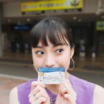 Kimi Chen Instagram - ♥ 這趟阪神行除了看參訪阪神甲子園球場外，還買了阪神電車的一日券遊玩大阪跟神戶，相當方便與節省車資，想去哪裡就可以去哪裡。！ 首先先去了我個人特別特別喜歡的景點—átoa水族館！我是一個很愛海洋世界的人，所以這次要去átoa水族館，讓我興奮不已！可惜我們那天的天氣不是很好，下了一些毛毛雨，如果天氣好的時候，水族館外面真的是拍照絕佳的地點！因為átoa水族館外面就是海，所以在戶外跟樓上拍照都很合適！ 水族館內更是讓我大開眼界，因為átoa水族館是以水族館為核心，結合舞台藝術和數位藝術，所以它根本就是劇場型的水族館，到處都好適合拍照留念，哪裡拍哪裡好看！átoa設置了不同的夢幻空間，像是洞穴、精靈森林和外太空等等，共有四層讓你慢慢看慢慢逛，還可以近距離看可愛的企鵝跟水獺，餐點也超可愛的。在那裡我還遇到了可愛的新朋友☺️ 心滿意足的逛完了水族館，接著我們到阪神御影站換公車搭乘六甲纜車。那個纜車的造型有夠可愛的，超級復古的，連車站都很復古！而且有開放的車廂，可以讓你感覺很貼近自然，很舒服。但就像我前面所說的，因為那天的天氣很不給力，所以沒能拍到漂亮的照片，但我還是感受到了山上森林的氣息，是很舒服的纜車之旅！聽說每年6月中旬，那邊就會被滿滿的繡球花包圍著，大家可以在那個時候去看看喔！ 到達六甲山上駅後，我原本很擔心這會不會交通很不方便，結果完全不用擔心，因為那邊有專門的shuttle bus可以載你到不同的地點，相當方便！同時也不用擔心吃的部分，上面有一個天覽咖啡廳可以吃午餐，而且還可以看風景，但是很可惜因為天氣因素我沒看到，所以我就跟我的義大利麵互相相看😂（好好吃喔，好久沒有吃日本的拿坡利義大利麵😍）看不到美景的我，需要一個甜點來安撫我的心呀😋 接著我們用六甲山上巴士移動到體育運動公園GREENIA（グリーニア）。這裡太適合給小朋友和愛運動的人們了！好多好玩的遊戲設施，讓你好好的運動！愛運動的我都覺得玩到很累，但是真的很好玩！它共有七大塊的區域，如果你購票進入 GREENIA遊具，但是！請記住！空中區域的 mecya forest 及 zip slide 兩項活動是需要額外預約及購票的喔！一天之內就有這麼多地方可以玩，我沒辦法跟你們保證一天之內能不能玩完🤣 但是可以跟你們保證的是每一個區域都真的很好玩👍🏻另外冬天這裡就會變雪之樂園可以滑雪唷！ 玩完後我們到了自然體感展望台 — 六甲枝垂。這裡是由日本知名建築師三分一博志設計的，他以樹木垂下來的意象而打造出來的網狀結構展望台，就像一棵大樹的裝置藝術，非常有特色壯觀！這個展望台裡面是可以進去的，順著漩渦的檜木建築構造走下去的，非常特別的體驗。那裡有個很特別的東西，那就是有一顆顆大大小小顏色不同的飯糰！他們是「結緣」的飯糰，你可以挑選你覺得和自己有緣的飯糰，然後繞着展望台走一圈，你就成功「結緣」了喔！也有戀愛籤可以去玩玩喔！ 身心靈都被療癒後，就覺得好餓呀～ 我們晚上就在山上的Granite Café用餐，這裡可是可以欣賞「千萬夜景」的咖啡廳喔！怎麼說呢？據說從六甲山上可以看見將近500萬顆燈泡，所以這裡的夜景更是被稱作是日本三大夜景之一呢！其實我們在用餐的時候天氣還沒有很好，但是當我們正要離開的時候，居然烏雲全部都慢慢散開了！真的好幸運，讓我看到了美麗的夜景。真的可以說很值得為了那個美麗的夜景去Granite Café一趟🥹 一整天很充實的行程就此結束！再次謝謝邀請，讓我的肚子跟身心靈都被好好的療癒到了❤️ 我真的非常推薦大家來此看看，可動可靜的行程都很適合家庭或情侶來喔！✨ Photographer: @leemengting0527 #阪神電車 #átoa水族館 #六甲山 #greenia #グリーニア #granitecafe