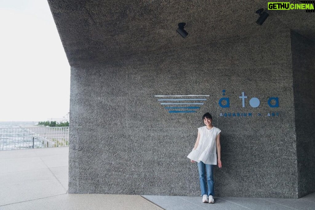 Kimi Chen Instagram - ♥ 這趟阪神行除了看參訪阪神甲子園球場外，還買了阪神電車的一日券遊玩大阪跟神戶，相當方便與節省車資，想去哪裡就可以去哪裡。！ 首先先去了我個人特別特別喜歡的景點—átoa水族館！我是一個很愛海洋世界的人，所以這次要去átoa水族館，讓我興奮不已！可惜我們那天的天氣不是很好，下了一些毛毛雨，如果天氣好的時候，水族館外面真的是拍照絕佳的地點！因為átoa水族館外面就是海，所以在戶外跟樓上拍照都很合適！ 水族館內更是讓我大開眼界，因為átoa水族館是以水族館為核心，結合舞台藝術和數位藝術，所以它根本就是劇場型的水族館，到處都好適合拍照留念，哪裡拍哪裡好看！átoa設置了不同的夢幻空間，像是洞穴、精靈森林和外太空等等，共有四層讓你慢慢看慢慢逛，還可以近距離看可愛的企鵝跟水獺，餐點也超可愛的。在那裡我還遇到了可愛的新朋友☺️ 心滿意足的逛完了水族館，接著我們到阪神御影站換公車搭乘六甲纜車。那個纜車的造型有夠可愛的，超級復古的，連車站都很復古！而且有開放的車廂，可以讓你感覺很貼近自然，很舒服。但就像我前面所說的，因為那天的天氣很不給力，所以沒能拍到漂亮的照片，但我還是感受到了山上森林的氣息，是很舒服的纜車之旅！聽說每年6月中旬，那邊就會被滿滿的繡球花包圍著，大家可以在那個時候去看看喔！ 到達六甲山上駅後，我原本很擔心這會不會交通很不方便，結果完全不用擔心，因為那邊有專門的shuttle bus可以載你到不同的地點，相當方便！同時也不用擔心吃的部分，上面有一個天覽咖啡廳可以吃午餐，而且還可以看風景，但是很可惜因為天氣因素我沒看到，所以我就跟我的義大利麵互相相看😂（好好吃喔，好久沒有吃日本的拿坡利義大利麵😍）看不到美景的我，需要一個甜點來安撫我的心呀😋 接著我們用六甲山上巴士移動到體育運動公園GREENIA（グリーニア）。這裡太適合給小朋友和愛運動的人們了！好多好玩的遊戲設施，讓你好好的運動！愛運動的我都覺得玩到很累，但是真的很好玩！它共有七大塊的區域，如果你購票進入 GREENIA遊具，但是！請記住！空中區域的 mecya forest 及 zip slide 兩項活動是需要額外預約及購票的喔！一天之內就有這麼多地方可以玩，我沒辦法跟你們保證一天之內能不能玩完🤣 但是可以跟你們保證的是每一個區域都真的很好玩👍🏻另外冬天這裡就會變雪之樂園可以滑雪唷！ 玩完後我們到了自然體感展望台 — 六甲枝垂。這裡是由日本知名建築師三分一博志設計的，他以樹木垂下來的意象而打造出來的網狀結構展望台，就像一棵大樹的裝置藝術，非常有特色壯觀！這個展望台裡面是可以進去的，順著漩渦的檜木建築構造走下去的，非常特別的體驗。那裡有個很特別的東西，那就是有一顆顆大大小小顏色不同的飯糰！他們是「結緣」的飯糰，你可以挑選你覺得和自己有緣的飯糰，然後繞着展望台走一圈，你就成功「結緣」了喔！也有戀愛籤可以去玩玩喔！ 身心靈都被療癒後，就覺得好餓呀～ 我們晚上就在山上的Granite Café用餐，這裡可是可以欣賞「千萬夜景」的咖啡廳喔！怎麼說呢？據說從六甲山上可以看見將近500萬顆燈泡，所以這裡的夜景更是被稱作是日本三大夜景之一呢！其實我們在用餐的時候天氣還沒有很好，但是當我們正要離開的時候，居然烏雲全部都慢慢散開了！真的好幸運，讓我看到了美麗的夜景。真的可以說很值得為了那個美麗的夜景去Granite Café一趟🥹 一整天很充實的行程就此結束！再次謝謝邀請，讓我的肚子跟身心靈都被好好的療癒到了❤️ 我真的非常推薦大家來此看看，可動可靜的行程都很適合家庭或情侶來喔！✨ Photographer: @leemengting0527 #阪神電車 #átoa水族館 #六甲山 #greenia #グリーニア #granitecafe