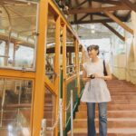 Kimi Chen Instagram – ♥
這趟阪神行除了看參訪阪神甲子園球場外，還買了阪神電車的一日券遊玩大阪跟神戶，相當方便與節省車資，想去哪裡就可以去哪裡。！

首先先去了我個人特別特別喜歡的景點—átoa水族館！我是一個很愛海洋世界的人，所以這次要去átoa水族館，讓我興奮不已！可惜我們那天的天氣不是很好，下了一些毛毛雨，如果天氣好的時候，水族館外面真的是拍照絕佳的地點！因為átoa水族館外面就是海，所以在戶外跟樓上拍照都很合適！

水族館內更是讓我大開眼界，因為átoa水族館是以水族館為核心，結合舞台藝術和數位藝術，所以它根本就是劇場型的水族館，到處都好適合拍照留念，哪裡拍哪裡好看！átoa設置了不同的夢幻空間，像是洞穴、精靈森林和外太空等等，共有四層讓你慢慢看慢慢逛，還可以近距離看可愛的企鵝跟水獺，餐點也超可愛的。在那裡我還遇到了可愛的新朋友☺️

心滿意足的逛完了水族館，接著我們到阪神御影站換公車搭乘六甲纜車。那個纜車的造型有夠可愛的，超級復古的，連車站都很復古！而且有開放的車廂，可以讓你感覺很貼近自然，很舒服。但就像我前面所說的，因為那天的天氣很不給力，所以沒能拍到漂亮的照片，但我還是感受到了山上森林的氣息，是很舒服的纜車之旅！聽說每年6月中旬，那邊就會被滿滿的繡球花包圍著，大家可以在那個時候去看看喔！

到達六甲山上駅後，我原本很擔心這會不會交通很不方便，結果完全不用擔心，因為那邊有專門的shuttle bus可以載你到不同的地點，相當方便！同時也不用擔心吃的部分，上面有一個天覽咖啡廳可以吃午餐，而且還可以看風景，但是很可惜因為天氣因素我沒看到，所以我就跟我的義大利麵互相相看😂（好好吃喔，好久沒有吃日本的拿坡利義大利麵😍）看不到美景的我，需要一個甜點來安撫我的心呀😋

接著我們用六甲山上巴士移動到體育運動公園GREENIA（グリーニア）。這裡太適合給小朋友和愛運動的人們了！好多好玩的遊戲設施，讓你好好的運動！愛運動的我都覺得玩到很累，但是真的很好玩！它共有七大塊的區域，如果你購票進入 GREENIA遊具，但是！請記住！空中區域的 mecya forest 及 zip slide 兩項活動是需要額外預約及購票的喔！一天之內就有這麼多地方可以玩，我沒辦法跟你們保證一天之內能不能玩完🤣 但是可以跟你們保證的是每一個區域都真的很好玩👍🏻另外冬天這裡就會變雪之樂園可以滑雪唷！

玩完後我們到了自然體感展望台 — 六甲枝垂。這裡是由日本知名建築師三分一博志設計的，他以樹木垂下來的意象而打造出來的網狀結構展望台，就像一棵大樹的裝置藝術，非常有特色壯觀！這個展望台裡面是可以進去的，順著漩渦的檜木建築構造走下去的，非常特別的體驗。那裡有個很特別的東西，那就是有一顆顆大大小小顏色不同的飯糰！他們是「結緣」的飯糰，你可以挑選你覺得和自己有緣的飯糰，然後繞着展望台走一圈，你就成功「結緣」了喔！也有戀愛籤可以去玩玩喔！

身心靈都被療癒後，就覺得好餓呀～ 我們晚上就在山上的Granite Café用餐，這裡可是可以欣賞「千萬夜景」的咖啡廳喔！怎麼說呢？據說從六甲山上可以看見將近500萬顆燈泡，所以這裡的夜景更是被稱作是日本三大夜景之一呢！其實我們在用餐的時候天氣還沒有很好，但是當我們正要離開的時候，居然烏雲全部都慢慢散開了！真的好幸運，讓我看到了美麗的夜景。真的可以說很值得為了那個美麗的夜景去Granite Café一趟🥹

一整天很充實的行程就此結束！再次謝謝邀請，讓我的肚子跟身心靈都被好好的療癒到了❤️ 我真的非常推薦大家來此看看，可動可靜的行程都很適合家庭或情侶來喔！✨

Photographer: @leemengting0527 

#阪神電車 
#átoa水族館 
#六甲山 
#greenia 
#グリーニア 
#granitecafe