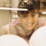 Kimi Chen Instagram - ♥ 我其實是一個很不會被拍的人，每一次有相機對著我都會不知所措，尤其是我沒有唱歌表演的時候，要我日常擺pose真的對我來說很痛苦🤣 雖然我一直在家裡自己拍照練習，但是一旦別人要幫我拍，我就會慌掉🥲 但是這次因為有比逼逼 @leemengting0527 在，讓我很自在，也讓我覺得可以好好放鬆的微笑。妳真的幫我拍出了我真實的樣子，那一瞬間的我。感謝妳，真的很開心可以跟妳合作🫂🙌🏻 · 写真を撮られるのが苦手な私は今回すごく素晴らしいカメラマンさんとお仕事ができて、すごく感謝です！ カメラマンさんのお陰でいい写真がいっぱい撮れました！本当にありがとうございます！ Photo Credits: @leemengting0527