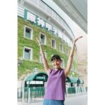 Kimi Chen Instagram - ♥ 「夢の舞台で全て出し切り」這是福山雅治為了甲子園球場寫的歌詞，沒錯，這裡是全日本最不服輸的一群人聚集在一起的地方，阪神甲子園球場！   這次非常榮幸能以之前日本舞台劇《KANO ～1931甲子園まで2000キロ～》飾演近藤花子的身分受邀去阪神甲子園球場參觀！你們可以和我一樣，參加阪神甲子園球場的導覽行程，會有專門人員解釋這個球場的歷史和大大小小的知識，非常有趣！在這個導覽裡你可以參觀到很多不同的地方，但讓我印象深刻的是選手投球練習的「牛棚」！居然能進到比賽前緊張的選手們在練習投球的地方真的太酷啦～當然還有到壘側更衣室或球場的人工草坪區等，這個導覽都是去平時一般人不能去的區域，所以非常值得去參訪！   接下來我們去甲子園歷史館！你一進來門口有一面牆，那一面牆其實是用甲子園球場的土去製作而成的牆壁喔！我一聽到的時候就好感動，覺得他們把甲子園的東西用在每一個角落，讓我們不管在哪裡都能環繞在甲子園球場的氛圍。在這感動下我們進入甲子園歷史館，你第一個看到的文物是在第一屆高中棒球全國大賽第一回合比賽時使用的「最初的一球」，讓我們的感動昇華到了另一個層次，我看到的時候雞皮疙瘩都出來了！再來也會看到由4253個白色棒球組成的「球牆」，凡有參賽過的學校都有他們校名的棒球，所以大家可以找找看KANO的球在哪裡喔！   再來就進入到我最期待的一區了～ 那就是KANO區域！我之前在日本舞台劇《KANO ～1931甲子園まで2000キロ～》飾演近藤花子，讓我更加想知道那時候的歷史，而這次我有這個機會去親自參觀到KANO區域。我真的非常感動，因為把日本與台灣這個重要的歷史故事擺設出來，然後也把那些文物保養得非常完善，仔仔細細地把那個篇章的歷史呈現出來。看到這個區域的時候我的心裡默默地想要大聲講出花子的台詞啦！   「夢を追い そして叶えた 私のヒーロー」 （追尋夢想，然後實現它們，我的英雄）   在歷史館的最後，我居然有榮幸去簽名了球，然後把我的簽名球設置在那裡！上面有很多其他藝人的簽名球，大家可以去看看有沒有你們喜歡的藝人的簽名球喔（像我就找到好多喔😆）當然也希望大家去找一找我的簽名球啦～ 有找到可以拍照跟我分享一下喔！   另外甲子園歷史館的新館PLUS區域也是不能錯過的地方，裡面除了展出阪神虎隊的相關內容，包括球隊歷史，知名球員和知名比賽場面，還有廣受歡迎的「VR體驗區」和「新人選拔體驗」，讓你可以感受日職第一指名的快感。另外新館中還有一個叫做BE-STADIUM KOSHIEN的設施，可以體驗像真的在甲子園棒球場裡打擊或是投球，喜歡棒球的朋友一定要來體驗，非常有趣！   重頭戲到啦！！！那就是去看球賽！這次我們要看的是世紀仇人阪神虎隊對上讀賣巨人隊的球賽。我其實這次是第一次看棒球賽，在演KANO舞台劇的時候就一直非常好奇棒球賽是什麼樣的氛圍，而這次就有機會真正的感受球場的熱情啦～ 大家在球場上真的非常非常的熱血沸騰，叫滿喊滿，每一位選手的專屬加油打氣的口號都有，這種氛圍人生中真的要來體驗一次！   當然為了要叫滿喊滿，要先把自己填飽肚子才有力氣呀！在這裡呢，看球賽有三樣必吃的美食，「甲子園咖哩」、「烤雞肉串」和「甲子園日式炒麵」！可以先買好，然後在自己的位置一邊觀賽一邊吃這甲子園三大美食，感覺會更好玩，像是在郊遊一樣！而且這三大美食真的都好好吃喔！當然也有夏天必吃的冰或者冰涼的啤酒等著你喔！   看球賽當然來看選手們精彩的表現以外，你也能感受到阪神球迷的熱情！這一天下來，去參觀球場到歷史館，我都能感受到大家對棒球的熱愛與愛惜，到最後到球場感受到觀眾的熱情，一個運動能把一大群人聚集在一起，把他們的心連結在一起，真的會覺得很感動，也很感謝甲子園球場邀請我來！而甲子園球場也將在2024年邁入100周年，大家有機會一定要來甲子園球場一趟，來看選手們的汗水、努力和觀眾的喝采，心裡會有滿滿的希望與震撼。 #阪神甲子園球場 #阪神甲子園 @enjoy_koshien @koshien_rekishikan @be_stadium_koshien 甲子園歴史館