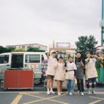 Kimi Chen Instagram – ♥
從宜蘭到日本篇，真的很感謝這三位主持人！其實從宜蘭到日本對我來說是一個很大的挑戰（尤其我是一個不會煮飯的人）我以小幫手的身分也告一段落！

謝謝可愛的彩樺姐那麼疼愛我！她真的有夠可愛啦！謝謝阿爸宇威哥一直一直都在默默保護我，他真的很疼我，我很感謝他！謝謝熙熙媽咪一樣像是媽咪在身邊給我鼓勵跟疼愛，我最愛你了！

謝謝你們！之後我還會再回去當小幫手，到時候再敬請期待囉！😚
·
宜蘭から日本のロケ、本当にこの3人に感謝です！実は今回宜蘭から日本のロケは私にとってすごいチャレンジだった（特に料理ができない私にとって本当にチャレンジだった🤣）今回の番組放送後から、ちょっとアシスタントの仕事を休みます。

可愛い彩樺お姉さん、いつも可愛がってくれてありがとうございます！お姉さん本当に可愛いんだから！Georgeさん！本当にいつも私のこと守ってくれて、優しくしてくれてありがとうございます！最後に大好きな夏さん、いつも私のことを娘みたいに可愛がってくれてありがとう、大好きだよ！

皆さんありがとう！またアシスタントになりますから、それまで待っててください！🫶🏻

#我們這一攤
#小幫手的日常 
#下次再見啦
