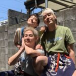 Kimi Chen Instagram – ♥
從宜蘭到日本篇，真的很感謝這三位主持人！其實從宜蘭到日本對我來說是一個很大的挑戰（尤其我是一個不會煮飯的人）我以小幫手的身分也告一段落！

謝謝可愛的彩樺姐那麼疼愛我！她真的有夠可愛啦！謝謝阿爸宇威哥一直一直都在默默保護我，他真的很疼我，我很感謝他！謝謝熙熙媽咪一樣像是媽咪在身邊給我鼓勵跟疼愛，我最愛你了！

謝謝你們！之後我還會再回去當小幫手，到時候再敬請期待囉！😚
·
宜蘭から日本のロケ、本当にこの3人に感謝です！実は今回宜蘭から日本のロケは私にとってすごいチャレンジだった（特に料理ができない私にとって本当にチャレンジだった🤣）今回の番組放送後から、ちょっとアシスタントの仕事を休みます。

可愛い彩樺お姉さん、いつも可愛がってくれてありがとうございます！お姉さん本当に可愛いんだから！Georgeさん！本当にいつも私のこと守ってくれて、優しくしてくれてありがとうございます！最後に大好きな夏さん、いつも私のことを娘みたいに可愛がってくれてありがとう、大好きだよ！

皆さんありがとう！またアシスタントになりますから、それまで待っててください！🫶🏻

#我們這一攤
#小幫手的日常 
#下次再見啦