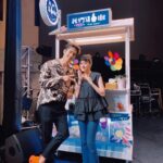 Kimi Chen Instagram - ♥ 跟最疼我的阿爸拍照😆就是今天啦！《我們這一攤》今天晚上22:00在三立都會台30頻道和大家見面啦！看看厲害的阿爸跟精算的媽咪在裡面怎麼擺起攤子🫶🏻 順便一提，我也有去當小幫手哦，大家也可以期待一下☺️ · 今日だーテレビ番組の《我們這一攤 Yes! Night Market》が今日の夜22:00に放送します！台湾屋台の魅力を皆さんに伝えます😉 私もアシスタントとして出てますー是非観てください🩵 #我們這一攤 #台灣夜市 #擺攤囉