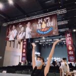 Kimi Chen Instagram - ♥ 跟最疼我的阿爸拍照😆就是今天啦！《我們這一攤》今天晚上22:00在三立都會台30頻道和大家見面啦！看看厲害的阿爸跟精算的媽咪在裡面怎麼擺起攤子🫶🏻 順便一提，我也有去當小幫手哦，大家也可以期待一下☺️ · 今日だーテレビ番組の《我們這一攤 Yes! Night Market》が今日の夜22:00に放送します！台湾屋台の魅力を皆さんに伝えます😉 私もアシスタントとして出てますー是非観てください🩵 #我們這一攤 #台灣夜市 #擺攤囉