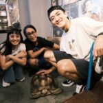 Kimi Chen Instagram - ♥ 今天去找姐啦！之前在愛媛的時候一直聽姐說她店的事情，從那時候就一直很想去，終於在今天去到啦🥹好可愛又好舒服的店呀！雖然有貓咪，但是貓咪其實很乖很乖，而且還有可愛的烏龜🐢❤️ 因為工作遇見你們，這個緣分真的很感謝🩷🫂 · 今日はエリカさんのお店に行きましたー♪ 愛媛の時にエリカさんからお店の事を聞いて、すごく行ってみたかったので、今日行けてよかったです！🥹 本当に可愛らしいお店で、お店には猫さんや亀さんもいました！（猫は怖かったけど、亀さんは可愛い☺️） 一緒に愛媛に行って仕事して、今日は台湾で会えて本当に嬉しかったです！❤️🫂