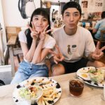 Kimi Chen Instagram - ♥ 今天去找姐啦！之前在愛媛的時候一直聽姐說她店的事情，從那時候就一直很想去，終於在今天去到啦🥹好可愛又好舒服的店呀！雖然有貓咪，但是貓咪其實很乖很乖，而且還有可愛的烏龜🐢❤️ 因為工作遇見你們，這個緣分真的很感謝🩷🫂 · 今日はエリカさんのお店に行きましたー♪ 愛媛の時にエリカさんからお店の事を聞いて、すごく行ってみたかったので、今日行けてよかったです！🥹 本当に可愛らしいお店で、お店には猫さんや亀さんもいました！（猫は怖かったけど、亀さんは可愛い☺️） 一緒に愛媛に行って仕事して、今日は台湾で会えて本当に嬉しかったです！❤️🫂
