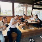Kimi Chen Instagram - ♥ 我不知道什麼是七夕情人節，但我知道友誼最大！🤣我要感謝這兩位天使啦～ 我們其實是第一次一起工作，但不知道為什麼我們好合喔！（自己講😂） 我們從海選到去愛媛演出，這個過程很漫長也有很多的困難，但是我們一起越過了，我們互相扶持到最後最後。我真的很榮幸與你們演出，也更開心認識到你們。 姐一直跟我說謝謝，但幹嘛謝啦！妳一句日文都不會的情況下接了這個工作，我真的覺得妳好勇敢妳好棒！妳的歌聲一直都很感動我，謝謝妳跟我一起演出，謝謝妳一直都在！ 謝謝政均！之前上課就認識到政均，但是這次因為一起工作，所以就更認識了他。他真的非照顧我們，照顧到我很依賴他🤣謝謝你一直以來的照顧跟陪伴，很慶幸我們可以一起工作！ 我第一次演舞台劇，還好有你們兩位陪著我，讓我不害怕不畏懼。真的謝謝你們！ · エリカさん、ショウくん！本当に本当にありがとうございました！二人とは初めてのお仕事なのに、全然そう感じない！ オーディションから公演までの道のり、みんなで励ましあって、助けあって、色んな事を乗り越えて，最後まで楽しくこの舞台を作り上げました。二人に出会えてよかった！ エリカさんは日本語ができない上で、ここまで来て、本当に心からすごいと思っています。その勇気が素晴らしいです！素敵な歌声とその勇気、かっこいいエリカさんと一緒に仕事ができて光栄です！ ショウくん、いつもありがとう、本当にありがとう。ショウくんがいると本当にホッとする、すごくショウくんに頼っちゃう🤣一緒に仕事ができて本当に良かった！ 初めてのミュージカルで二人に出会えて本当に幸せです。恐れや不安が全部無くなりました。本当にありがとうございました！ #KANO #kanoミュージカル #kano台湾spステージ #坊っちゃん劇場