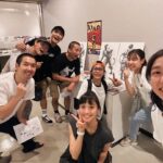 Kimi Chen Instagram - ♥ 我不知道什麼是七夕情人節，但我知道友誼最大！🤣我要感謝這兩位天使啦～ 我們其實是第一次一起工作，但不知道為什麼我們好合喔！（自己講😂） 我們從海選到去愛媛演出，這個過程很漫長也有很多的困難，但是我們一起越過了，我們互相扶持到最後最後。我真的很榮幸與你們演出，也更開心認識到你們。 姐一直跟我說謝謝，但幹嘛謝啦！妳一句日文都不會的情況下接了這個工作，我真的覺得妳好勇敢妳好棒！妳的歌聲一直都很感動我，謝謝妳跟我一起演出，謝謝妳一直都在！ 謝謝政均！之前上課就認識到政均，但是這次因為一起工作，所以就更認識了他。他真的非照顧我們，照顧到我很依賴他🤣謝謝你一直以來的照顧跟陪伴，很慶幸我們可以一起工作！ 我第一次演舞台劇，還好有你們兩位陪著我，讓我不害怕不畏懼。真的謝謝你們！ · エリカさん、ショウくん！本当に本当にありがとうございました！二人とは初めてのお仕事なのに、全然そう感じない！ オーディションから公演までの道のり、みんなで励ましあって、助けあって、色んな事を乗り越えて，最後まで楽しくこの舞台を作り上げました。二人に出会えてよかった！ エリカさんは日本語ができない上で、ここまで来て、本当に心からすごいと思っています。その勇気が素晴らしいです！素敵な歌声とその勇気、かっこいいエリカさんと一緒に仕事ができて光栄です！ ショウくん、いつもありがとう、本当にありがとう。ショウくんがいると本当にホッとする、すごくショウくんに頼っちゃう🤣一緒に仕事ができて本当に良かった！ 初めてのミュージカルで二人に出会えて本当に幸せです。恐れや不安が全部無くなりました。本当にありがとうございました！ #KANO #kanoミュージカル #kano台湾spステージ #坊っちゃん劇場