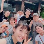 Kimi Chen Instagram - ♥ 我不知道什麼是七夕情人節，但我知道友誼最大！🤣我要感謝這兩位天使啦～ 我們其實是第一次一起工作，但不知道為什麼我們好合喔！（自己講😂） 我們從海選到去愛媛演出，這個過程很漫長也有很多的困難，但是我們一起越過了，我們互相扶持到最後最後。我真的很榮幸與你們演出，也更開心認識到你們。 姐一直跟我說謝謝，但幹嘛謝啦！妳一句日文都不會的情況下接了這個工作，我真的覺得妳好勇敢妳好棒！妳的歌聲一直都很感動我，謝謝妳跟我一起演出，謝謝妳一直都在！ 謝謝政均！之前上課就認識到政均，但是這次因為一起工作，所以就更認識了他。他真的非照顧我們，照顧到我很依賴他🤣謝謝你一直以來的照顧跟陪伴，很慶幸我們可以一起工作！ 我第一次演舞台劇，還好有你們兩位陪著我，讓我不害怕不畏懼。真的謝謝你們！ · エリカさん、ショウくん！本当に本当にありがとうございました！二人とは初めてのお仕事なのに、全然そう感じない！ オーディションから公演までの道のり、みんなで励ましあって、助けあって、色んな事を乗り越えて，最後まで楽しくこの舞台を作り上げました。二人に出会えてよかった！ エリカさんは日本語ができない上で、ここまで来て、本当に心からすごいと思っています。その勇気が素晴らしいです！素敵な歌声とその勇気、かっこいいエリカさんと一緒に仕事ができて光栄です！ ショウくん、いつもありがとう、本当にありがとう。ショウくんがいると本当にホッとする、すごくショウくんに頼っちゃう🤣一緒に仕事ができて本当に良かった！ 初めてのミュージカルで二人に出会えて本当に幸せです。恐れや不安が全部無くなりました。本当にありがとうございました！ #KANO #kanoミュージカル #kano台湾spステージ #坊っちゃん劇場