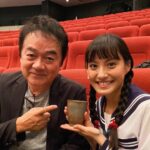 Kimi Chen Instagram - ♥ 接下來感謝老師們！謝謝音樂製作岸田老師、舞台導演錦織老師、劇作家羽原老師！謝謝老師們的指導跟信任！ 第一次上課的時候，我其實超級緊張的，因為第一次的舞台劇，而且排練時間只有10天左右，真的真的有夠刺激的！ 但是排練時，老師們講了一句「就讓他們自己演自己設計的戲！就讓他們演吧！」我其實那時候無比的感動，那不是放任我們不管，而是一種信任，他們相信我們可以演好，他們相信我們的專業而去說了這句話。 當那句話下來的時候，我什麼都不怕了，也覺得好自由，讓我好好的、安心的去演我的花子這個角色。 在排練過程中也從老師們說的一些重點學到好多好多，也好好玩，因為老師們看到的東西好細、好不一樣。 「原來演戲這麼有趣。」我深深的這麼感受到這句話。 · 岸田先生、錦織先生、羽原先生、本当にありがとうございました！先生方のご指導の下、いろんな事を学べました。お芝居の楽しさ、歌のコントロール、台本の勉強、本当にこの舞台で先生方とお会いできて幸せです！ 元々愛媛に行く時、すごく不安で、お稽古の時はもっと緊張しましたが、先生方が「キミちゃん達の考えた物でお芝居して」と言ってくださった時、私の不安が一瞬で無くなりました。先生方のその信頼が私に勇気を与えました。 お稽古中に、先生方が教えてくださった事をしっかりと覚え、もっともっと良い役者になります！ ありがとうございました！ #KANO #kanoミュージカル #kano台湾spステージ #坊っちゃん劇場