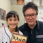 Kimi Chen Instagram - ♥ 接下來感謝老師們！謝謝音樂製作岸田老師、舞台導演錦織老師、劇作家羽原老師！謝謝老師們的指導跟信任！ 第一次上課的時候，我其實超級緊張的，因為第一次的舞台劇，而且排練時間只有10天左右，真的真的有夠刺激的！ 但是排練時，老師們講了一句「就讓他們自己演自己設計的戲！就讓他們演吧！」我其實那時候無比的感動，那不是放任我們不管，而是一種信任，他們相信我們可以演好，他們相信我們的專業而去說了這句話。 當那句話下來的時候，我什麼都不怕了，也覺得好自由，讓我好好的、安心的去演我的花子這個角色。 在排練過程中也從老師們說的一些重點學到好多好多，也好好玩，因為老師們看到的東西好細、好不一樣。 「原來演戲這麼有趣。」我深深的這麼感受到這句話。 · 岸田先生、錦織先生、羽原先生、本当にありがとうございました！先生方のご指導の下、いろんな事を学べました。お芝居の楽しさ、歌のコントロール、台本の勉強、本当にこの舞台で先生方とお会いできて幸せです！ 元々愛媛に行く時、すごく不安で、お稽古の時はもっと緊張しましたが、先生方が「キミちゃん達の考えた物でお芝居して」と言ってくださった時、私の不安が一瞬で無くなりました。先生方のその信頼が私に勇気を与えました。 お稽古中に、先生方が教えてくださった事をしっかりと覚え、もっともっと良い役者になります！ ありがとうございました！ #KANO #kanoミュージカル #kano台湾spステージ #坊っちゃん劇場