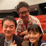 Kimi Chen Instagram - ♥ 接下來感謝老師們！謝謝音樂製作岸田老師、舞台導演錦織老師、劇作家羽原老師！謝謝老師們的指導跟信任！ 第一次上課的時候，我其實超級緊張的，因為第一次的舞台劇，而且排練時間只有10天左右，真的真的有夠刺激的！ 但是排練時，老師們講了一句「就讓他們自己演自己設計的戲！就讓他們演吧！」我其實那時候無比的感動，那不是放任我們不管，而是一種信任，他們相信我們可以演好，他們相信我們的專業而去說了這句話。 當那句話下來的時候，我什麼都不怕了，也覺得好自由，讓我好好的、安心的去演我的花子這個角色。 在排練過程中也從老師們說的一些重點學到好多好多，也好好玩，因為老師們看到的東西好細、好不一樣。 「原來演戲這麼有趣。」我深深的這麼感受到這句話。 · 岸田先生、錦織先生、羽原先生、本当にありがとうございました！先生方のご指導の下、いろんな事を学べました。お芝居の楽しさ、歌のコントロール、台本の勉強、本当にこの舞台で先生方とお会いできて幸せです！ 元々愛媛に行く時、すごく不安で、お稽古の時はもっと緊張しましたが、先生方が「キミちゃん達の考えた物でお芝居して」と言ってくださった時、私の不安が一瞬で無くなりました。先生方のその信頼が私に勇気を与えました。 お稽古中に、先生方が教えてくださった事をしっかりと覚え、もっともっと良い役者になります！ ありがとうございました！ #KANO #kanoミュージカル #kano台湾spステージ #坊っちゃん劇場