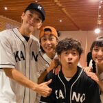 Kimi Chen Instagram - ♥ 再來是我們的少爺劇場的工作人員們！越智社長、岡本支配人、村上先生、友莉小姐、每一位後台可愛的工作人員們！真的真的謝謝你們！ 沒有你們就沒有我們，所以這一切的一切是因為有你們的存在才能辦到的！謝謝你們！ 有一次我演不好，我ㄧ演完在後台哭，你們就跑過來找我給我很多的抱抱跟鼓勵。那時候真的好窩心，知道自己不是一個人的感覺。 還有我的經紀人，常常幫我出去買東西，在一個語言不通的地方，還是很努力的幫我完成很多事情，感恩你喔不點！還有可喬姐！因為我經紀人不在妳都會幫我很多，不管是拿東西拍照等等，真的很謝謝妳的照顧！愛妳們！❤️ · 坊っちゃん劇場の皆さん、越智社長、岡本支配人、村上さん、友莉さん、あと可愛い舞台のスタッフさん達、本当に本当にありがとうございました！ 皆さんがいなかったら私達もここにいません。皆さんのお陰でこの舞台が生まれました。 ある日、私がバックステージで大泣きした時、皆んなが私の隣に来て慰めてくれた上、心温まるハグもしてくれて、「あー私はなんて幸せなんだ」と深く感じました。 本当にありがとうございました！皆んな大好き❤ #坊っちゃん劇場　 #KANO #kanoミュージカル #kano台湾spステージ