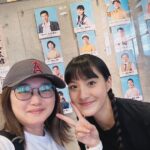 Kimi Chen Instagram - ♥ 再來是我們的少爺劇場的工作人員們！越智社長、岡本支配人、村上先生、友莉小姐、每一位後台可愛的工作人員們！真的真的謝謝你們！ 沒有你們就沒有我們，所以這一切的一切是因為有你們的存在才能辦到的！謝謝你們！ 有一次我演不好，我ㄧ演完在後台哭，你們就跑過來找我給我很多的抱抱跟鼓勵。那時候真的好窩心，知道自己不是一個人的感覺。 還有我的經紀人，常常幫我出去買東西，在一個語言不通的地方，還是很努力的幫我完成很多事情，感恩你喔不點！還有可喬姐！因為我經紀人不在妳都會幫我很多，不管是拿東西拍照等等，真的很謝謝妳的照顧！愛妳們！❤️ · 坊っちゃん劇場の皆さん、越智社長、岡本支配人、村上さん、友莉さん、あと可愛い舞台のスタッフさん達、本当に本当にありがとうございました！ 皆さんがいなかったら私達もここにいません。皆さんのお陰でこの舞台が生まれました。 ある日、私がバックステージで大泣きした時、皆んなが私の隣に来て慰めてくれた上、心温まるハグもしてくれて、「あー私はなんて幸せなんだ」と深く感じました。 本当にありがとうございました！皆んな大好き❤ #坊っちゃん劇場　 #KANO #kanoミュージカル #kano台湾spステージ