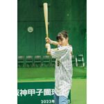 Kimi Chen Instagram – ♥
「夢の舞台で全て出し切り」這是福山雅治為了甲子園球場寫的歌詞，沒錯，這裡是全日本最不服輸的一群人聚集在一起的地方，阪神甲子園球場！
 
這次非常榮幸能以之前日本舞台劇《KANO ～1931甲子園まで2000キロ～》飾演近藤花子的身分受邀去阪神甲子園球場參觀！你們可以和我一樣，參加阪神甲子園球場的導覽行程，會有專門人員解釋這個球場的歷史和大大小小的知識，非常有趣！在這個導覽裡你可以參觀到很多不同的地方，但讓我印象深刻的是選手投球練習的「牛棚」！居然能進到比賽前緊張的選手們在練習投球的地方真的太酷啦～當然還有到壘側更衣室或球場的人工草坪區等，這個導覽都是去平時一般人不能去的區域，所以非常值得去參訪！
 
接下來我們去甲子園歷史館！你一進來門口有一面牆，那一面牆其實是用甲子園球場的土去製作而成的牆壁喔！我一聽到的時候就好感動，覺得他們把甲子園的東西用在每一個角落，讓我們不管在哪裡都能環繞在甲子園球場的氛圍。在這感動下我們進入甲子園歷史館，你第一個看到的文物是在第一屆高中棒球全國大賽第一回合比賽時使用的「最初的一球」，讓我們的感動昇華到了另一個層次，我看到的時候雞皮疙瘩都出來了！再來也會看到由4253個白色棒球組成的「球牆」，凡有參賽過的學校都有他們校名的棒球，所以大家可以找找看KANO的球在哪裡喔！
 
再來就進入到我最期待的一區了～ 那就是KANO區域！我之前在日本舞台劇《KANO ～1931甲子園まで2000キロ～》飾演近藤花子，讓我更加想知道那時候的歷史，而這次我有這個機會去親自參觀到KANO區域。我真的非常感動，因為把日本與台灣這個重要的歷史故事擺設出來，然後也把那些文物保養得非常完善，仔仔細細地把那個篇章的歷史呈現出來。看到這個區域的時候我的心裡默默地想要大聲講出花子的台詞啦！
 
「夢を追い そして叶えた 私のヒーロー」
（追尋夢想，然後實現它們，我的英雄）
 
在歷史館的最後，我居然有榮幸去簽名了球，然後把我的簽名球設置在那裡！上面有很多其他藝人的簽名球，大家可以去看看有沒有你們喜歡的藝人的簽名球喔（像我就找到好多喔😆）當然也希望大家去找一找我的簽名球啦～ 有找到可以拍照跟我分享一下喔！
 
另外甲子園歷史館的新館PLUS區域也是不能錯過的地方，裡面除了展出阪神虎隊的相關內容，包括球隊歷史，知名球員和知名比賽場面，還有廣受歡迎的「VR體驗區」和「新人選拔體驗」，讓你可以感受日職第一指名的快感。另外新館中還有一個叫做BE-STADIUM KOSHIEN的設施，可以體驗像真的在甲子園棒球場裡打擊或是投球，喜歡棒球的朋友一定要來體驗，非常有趣！
 
重頭戲到啦！！！那就是去看球賽！這次我們要看的是世紀仇人阪神虎隊對上讀賣巨人隊的球賽。我其實這次是第一次看棒球賽，在演KANO舞台劇的時候就一直非常好奇棒球賽是什麼樣的氛圍，而這次就有機會真正的感受球場的熱情啦～ 大家在球場上真的非常非常的熱血沸騰，叫滿喊滿，每一位選手的專屬加油打氣的口號都有，這種氛圍人生中真的要來體驗一次！
 
當然為了要叫滿喊滿，要先把自己填飽肚子才有力氣呀！在這裡呢，看球賽有三樣必吃的美食，「甲子園咖哩」、「烤雞肉串」和「甲子園日式炒麵」！可以先買好，然後在自己的位置一邊觀賽一邊吃這甲子園三大美食，感覺會更好玩，像是在郊遊一樣！而且這三大美食真的都好好吃喔！當然也有夏天必吃的冰或者冰涼的啤酒等著你喔！
 
看球賽當然來看選手們精彩的表現以外，你也能感受到阪神球迷的熱情！這一天下來，去參觀球場到歷史館，我都能感受到大家對棒球的熱愛與愛惜，到最後到球場感受到觀眾的熱情，一個運動能把一大群人聚集在一起，把他們的心連結在一起，真的會覺得很感動，也很感謝甲子園球場邀請我來！而甲子園球場也將在2024年邁入100周年，大家有機會一定要來甲子園球場一趟，來看選手們的汗水、努力和觀眾的喝采，心裡會有滿滿的希望與震撼。

#阪神甲子園球場 
#阪神甲子園 

@enjoy_koshien 
@koshien_rekishikan 
@be_stadium_koshien 甲子園歴史館