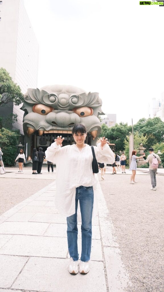 Kimi Chen Instagram - ♥ 之前去大阪也去了很有名的神社⛩️我個人很喜歡去神社，我喜歡它們那種很莊嚴很安靜的氛圍✨ 這個神社叫做大阪難波八阪神社！ㄧ進去就會看到一隻炯炯有神的的大獅頭，聽說它能幫你破除一切厄運喔！非常非常壯觀，而且裡面的感覺也特別的舒服😌 · 先日、大阪に行った時、大阪で有名な難波八坂神社に行きました！私は神社に行くのが大好きで、ここが有名だと聞いていたので、とても楽しみにしていました。 中に入ると大きな獅子が目の前にドンといます！悪い運を全部消してくれるといわれているので、私もしっかり祈願させていただきました！✨ #大阪 #難波 #難波八阪神社 #神社巡り　 #fujifilm #fujifilmxs10 #photography