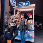 Kimi Chen Instagram - ♥ 跟最疼我的阿爸拍照😆就是今天啦！《我們這一攤》今天晚上22:00在三立都會台30頻道和大家見面啦！看看厲害的阿爸跟精算的媽咪在裡面怎麼擺起攤子🫶🏻 順便一提，我也有去當小幫手哦，大家也可以期待一下☺️ · 今日だーテレビ番組の《我們這一攤 Yes! Night Market》が今日の夜22:00に放送します！台湾屋台の魅力を皆さんに伝えます😉 私もアシスタントとして出てますー是非観てください🩵 #我們這一攤 #台灣夜市 #擺攤囉