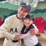 Kimi Chen Instagram - ♥ 壓軸是我這位日本爸爸啦🥹我真的很感謝在這次的舞台劇認識到大浦爸爸，因為其實他常常會教我很多很多關於演戲的事情，甚至演完當天陪著我再研究劇本，真的真的很感謝他🥹 因為這次時間真的很趕，所以常常會在演完一場後再去研究劇本跟當天的演出怎麼樣，但是因為有大浦爸爸在身邊教導我，讓我又能再幾場演出中找到新的花子，讓我演戲的感受更加深刻！ 我們要繼續成為一家人喔！謝謝大浦爸爸！我愛你～！🫂❤️😆 · 最後の最後に感謝したい人はお父さん役の大浦さん！本当に家族のような存在で、色んな事を教えてくれた方です。お芝居の楽しさ、重要さ、大事な心の呼吸、その全てを教えてくれた方です。 公演後は疲れているはずなのに、それでもお父さんは私にお芝居の事を教えてくれたのです。お父さんがたくさん教えてくれたおかげで、また新しい花子を探せました！その上もっともっとお芝居が好きになりました☺️ ずっとずっと私達は家族だよお父さん！お父さん本当にありがとうございます！ これからもよろしくお願いします！ 大好きだよ！🫂❤️✨ #KANO #kanoミュージカル #kano台湾spステージ #坊っちゃん劇場
