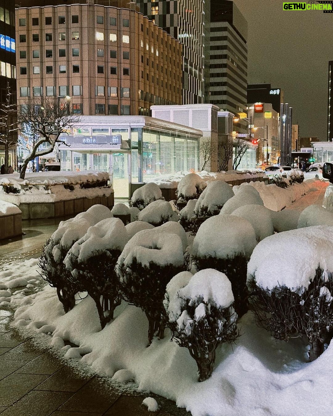 Kimi Chen Instagram - ♥ 1. 看到雪開心的要死的我 2. 雪看起來好可愛 3. 雪看起來好可愛之2 4. 媽咪、君君跟我玩雪玩的有夠開心的 5. 去日本一定要吃這個巧克力喝這個茶 6. 可愛的工作人員 7. 媽咪在玩雪 · 1. 久しぶりの雪で嬉しかった自分 2. ふわふわの雪が可愛いすぎる 3. ふわふわの雪が可愛いすぎるその2 4. お母さんと君君と一緒に雪の中で遊んだ 5. 日本に行ったら絶対食べるチョコと紅茶 6. 可愛いスタッフさん達 7. お母さんが雪の中で遊んでる #還有很多照片 #再慢慢發 #有夠好玩的啦 #史上最開心的錄影