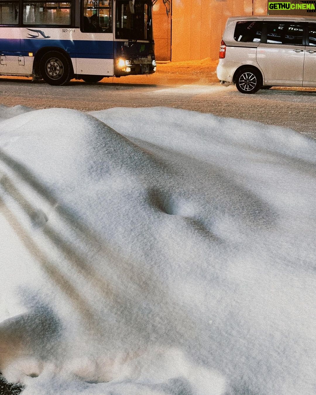 Kimi Chen Instagram - ♥ 1. 看到雪開心的要死的我 2. 雪看起來好可愛 3. 雪看起來好可愛之2 4. 媽咪、君君跟我玩雪玩的有夠開心的 5. 去日本一定要吃這個巧克力喝這個茶 6. 可愛的工作人員 7. 媽咪在玩雪 · 1. 久しぶりの雪で嬉しかった自分 2. ふわふわの雪が可愛いすぎる 3. ふわふわの雪が可愛いすぎるその2 4. お母さんと君君と一緒に雪の中で遊んだ 5. 日本に行ったら絶対食べるチョコと紅茶 6. 可愛いスタッフさん達 7. お母さんが雪の中で遊んでる #還有很多照片 #再慢慢發 #有夠好玩的啦 #史上最開心的錄影