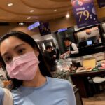 Kimi Chen Instagram - ♥ 就像是七海說的： 枕邊掉落的頭髮變多了，喜歡吃的鹹點麵包從便利商店消失了，這些小小的絕望堆砌起來，才會讓人長大。 小時候從日本回來台灣到現在，一直都有著最喜歡的誠品書店的陪伴，有事沒事就去誠品書店晃晃。我們家本來就有這種習慣，沒事就是去書店。 從24小時誠品到現在的信義區誠品，漸漸我熟悉的東西都慢慢消失中，慢慢成為回憶。我們好像真的長大了。 謝謝信義誠品陪伴了我18年的時間，這18年說長也很長，但是說短也好短，好捨不得，好多的回憶都在那裡。但是不管怎麼樣，謝謝信義誠品。 · 七海が言っていた言葉： 枕元の抜け毛が増えていたり、お気に入りの惣菜パンがコンビニから姿を消したり、そういう小さな絶望の積み重ねが人を大人にするのです。 この言葉が心にグッときました。 日本から台湾に帰ってきた頃からずっとあった本屋さんが今年なくなるのはちょっと悲しいです。自分に馴染みのある物が一つ一つ消えてゆくのがなんだか寂しいです。 「これが大人か」と改めて思いました。 信義誠品書店この18年間、いろんな素敵な思い出ありがとうございました！大好きです！❤️ #信義誠品 #謝謝你的陪伴 #我會想你的 #他們最近在打折 #我買了好多書 #但是好捨不得