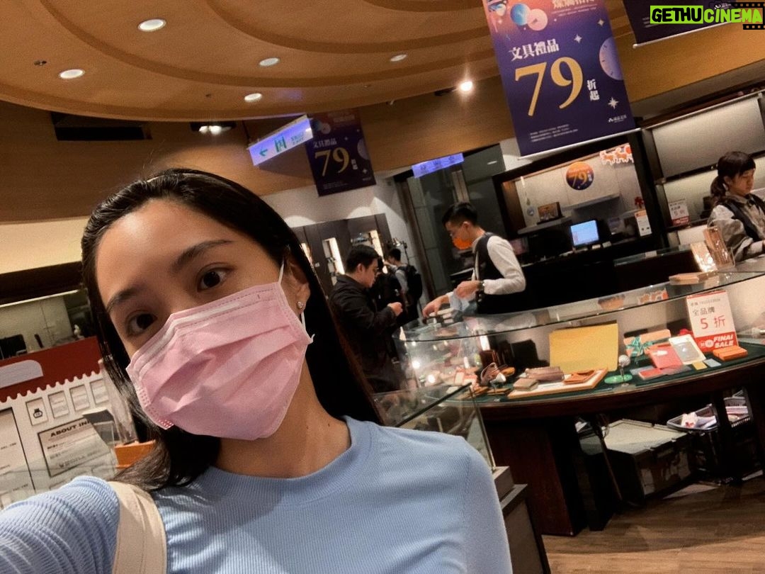 Kimi Chen Instagram - ♥ 就像是七海說的: 枕邊掉落的頭髮變多了,喜歡吃的鹹點麵包從便利商店消失了,這些小小的絕望堆砌起來,才會讓人長大。 小時候從日本回來台灣到現在,一直都有著最喜歡的誠品書店的陪伴,有事沒事就去誠品書店晃晃。我們家本來就有這種習慣,沒事就是去書店。 從24小時誠品到現在的信義區誠品,漸漸我熟悉的東西都慢慢消失中,慢慢成為回憶。我們好像真的長大了。 謝謝信義誠品陪伴了我18年的時間,這18年說長也很長,但是說短也好短,好捨不得,好多的回憶都在那裡。但是不管怎麼樣,謝謝信義誠品。 · 七海が言っていた言葉: 枕元の抜け毛が増えていたり、お気に入りの惣菜パンがコンビニから姿を消したり、そういう小さな絶望の積み重ねが人を大人にするのです。 この言葉が心にグッときました。 日本から台湾に帰ってきた頃からずっとあった本屋さんが今年なくなるのはちょっと悲しいです。自分に馴染みのある物が一つ一つ消えてゆくのがなんだか寂しいです。 「これが大人か」と改めて思いました。 信義誠品書店この18年間、いろんな素敵な思い出ありがとうございました!大好きです!❤️ #信義誠品 #謝謝你的陪伴 #我會想你的 #他們最近在打折 #我買了好多書 #但是好捨不得