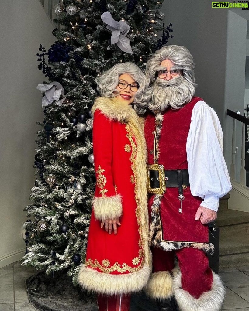 Kimora Blac Instagram - Merry Christmas from us to you 🎄 Fun fact: My mom made these classic Santa costumes ! Mom & dad, I love you! #christmas2023 Los Angeles, California