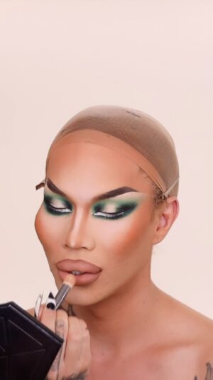 Kimora Blac Instagram - Ok HUNNY. Green eyeshadow has been my vibe lately. I think it's the blonde hair that makes it sickening. What are you guys think?

Surreal foundation @makeupbymario 
Twilight palette @colourpopcosmetics 
Bleach liner @kvdbeauty 
Coven liner @colourpopcosmetics 
BFF lip liner @colourpopcosmetics 
Pomeranian kiss lipstick @jeffreestarcosmetics 
Mirror @jeffreestarcosmetics 

Follow me for more reviews!