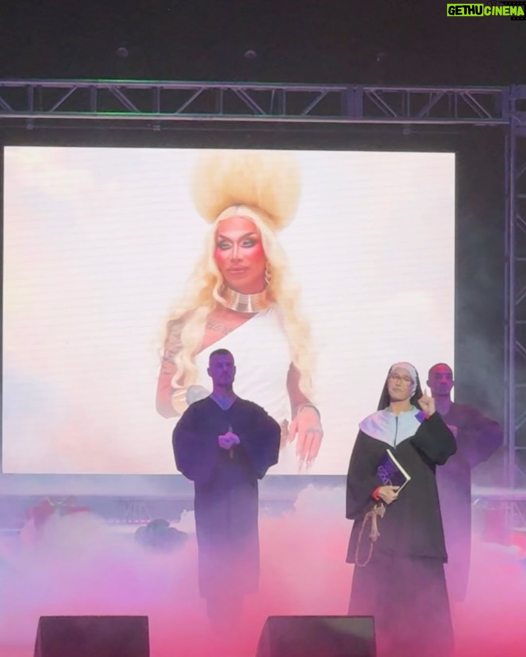 Kimora Blac Instagram - Kimora Thunderfuck Thank you so much to my sister @trinitythetuck for having me be a part of her new holiday project! Literally so much fun! @theonlyalaska5000 🤍 Hair by @wigsbyhassoon Costume by @tonyiniguezdesigns Los Angeles, California