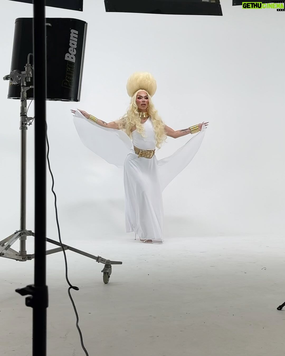 Kimora Blac Instagram - Kimora Thunderfuck Thank you so much to my sister @trinitythetuck for having me be a part of her new holiday project! Literally so much fun! @theonlyalaska5000 🤍 Hair by @wigsbyhassoon Costume by @tonyiniguezdesigns Los Angeles, California