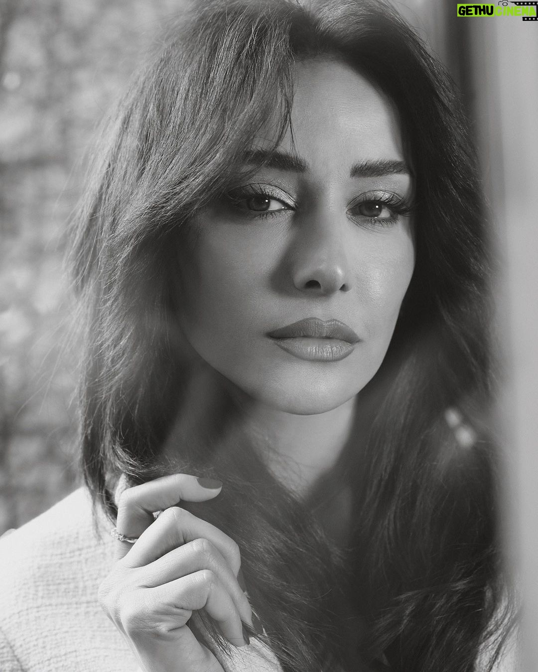 Kinda Hanna Instagram - #happyfriday 🖤 #kindahanna #كنده_ØÙ†Ø§