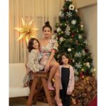 Kinda Hanna Instagram - Christmas is not about the gifts under the tree. Christmas is about the people who surround the tree! 🌟 #merrychristmas Thanks for @tawfik_hallak_jewelry Damascus, Syria
