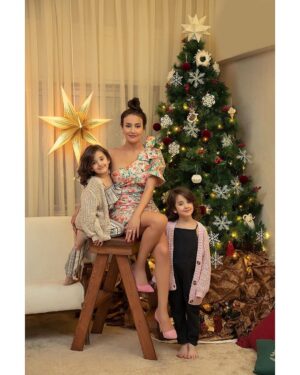 Kinda Hanna Instagram - Christmas is not about the gifts under the tree. Christmas is about the people who surround the tree! 🌟 #merrychristmas Thanks for @tawfik_hallak_jewelry