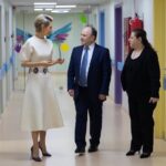 Kinda Hanna Instagram - حاربت المرأة الجهل والظلم الذي حل بها في فترات من التاريخ حتى وصلت الى اعلى المناصب.  يوم المرأة العالمي يوماً تتكاتف فيه كافة النساء في العالم اجمع ليكون من أجمل الهدايا التي تُقدم للمرأة تقديراً لجهودها الكبيرة. كل عام وكل أمرأة قوية ساهمت ببناء مجتمعنا وتطويروه بألف خير كل عام و ماما و اخواتي وزميلاتي بألف خير. كل عام و السيدة #أسماء_الأسد بألف خير. السيدة الاولى #أسماء_الاسد خلال مشاركتها في احتفال جمعية #بسمة بافتتاح التوسع الأول لها بمشفى البيروني الجامعي.. وذلك ضمن الخطة الوطنية للتحكم بالسرطان.. @basma.association.syria @asmaalassad دمشق - Damascus