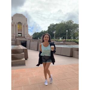 Kinda Hanna Instagram - خلصت رحلتنا على استراليا وراجعين اليوم وحاملة بقلبي ذكريات كتير حلوة من البلد الجميل استراليا والجالية السورية وكل الشباب والصبايا لي كانوا عم يشتغلوا بالمهرجان بترفعوا الراس شكرا على كلشي شكرا على المحبة شكرا على كل لحظة وانشالله بكون مهرجان @shaam_film_festival خطوة حلوة نقدر ننشر فيها أفلامنا وثقافتنا للعالم #كل_الحب #كندة_حنا #استراليا #❤️