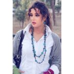 Kinda Hanna Instagram - انا اسمي #سميحة طالبة بكلية الحقوق ومحامية المستقبل 🤫 #صبايا الجزء الاول بعام #2009 بسببو صار اسمي سميحة لي اغلب الناس بتناديلي فيه وقت بمشي بالشارع بهي الشخصية لمست محبة ودعم من بلدي الحبيب سورية... شخصية سمسمة بحد ذاتها نقلة نوعية بحياتي ومع انو كنت مشتغلة ادوار مهمة وحلوة كتير بس شخصية سميحة شخصية الها الجزء الاكبر بقلبي على قد ماعشت فيها البساطة والعفوية والطيبة وطلعت الطاقة الحلوة جواتي وصلت للناس وصارو يعرفوني من خلالها على اني البنت العفوية وحتى بالحياة اهلي صارو ينادوني كندوشة لمنكوشة ♥️ #تصبحون_على_نجاح #كندة_حنا #2009 Damascus, Syria