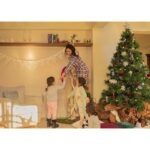 Kinda Hanna Instagram - Christmas is about spending time with family and friends. It’s about creating happy memories that will last a lifetime. #MerryChristmas to you and your family! 🎄👪 #TidingsOfJoy #kindahanna #Damascus #syria Syria