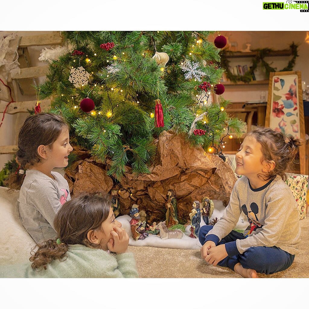 Kinda Hanna Instagram - Christmas is about spending time with family and friends. It’s about creating happy memories that will last a lifetime. #MerryChristmas to you and your family! 🎄👪 #TidingsOfJoy #kindahanna #Damascus #syria Syria