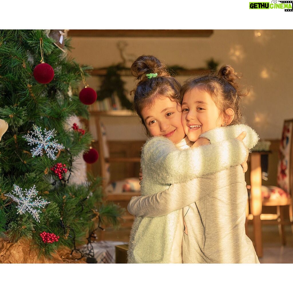 Kinda Hanna Instagram - Christmas is about spending time with family and friends. It’s about creating happy memories that will last a lifetime. #MerryChristmas to you and your family! 🎄👪 #TidingsOfJoy #kindahanna #Damascus #syria Syria