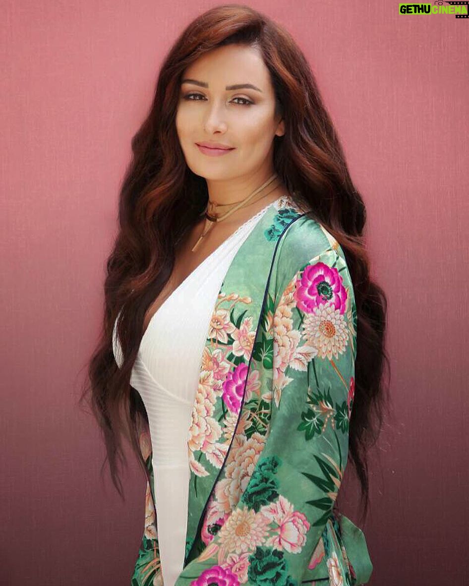 Kinda Hanna Instagram - Hair and makeup; @miladhannoun #شعر_ومكياج_ميلاد_حنون #كندة_حنا #دمشق #سورية #kinda_hanna #actress #actor #behindthescenes #tv #drama #shooting #filming #UK #USA #uae #asia #Korea #Singapore #ramadan2017 #director #Damascus #syria Syria