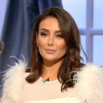 Kinda Hanna Instagram - احيانا بنسمع حكم واقوال عن الحقد والتسامح وبنصدق كلشي بنسمعو ... بس الحياة بتعلمنا اشياء وبتحطنا بمواقف بتكون مابتشبه الشي لي عم نسمعو لدرجة احيانا بنضيع بافكارنا لنفهم الصح من الغلط بسبب كتير من الناس لي ممكن تبيعنا حكي لتبيض صفحتها وتمشي مصلحتها ... درس تعلمتو بحياتي انو كلنا بنغلط وغيرنا بيغلط معنا وهاد كلو طبيعي بس الشي الغريب وقت بتسمع حدا عم يحكي عن التسامح وهو ممكن يبيع اقرب الناس لي بحياتو بسبب مصلحة معينة .... صدقوني ماحدا بيستاهل منا دقيقة نضيعها مشانو ،،، بالحياة في كارما وهي لي بتنصف ... #ليس_كل_ما_يلمع_ذهبا Damascus, Syria