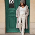 Kinda Hanna Instagram - حين لاأشعر بالراحة في المكان أحاول جاهدة استبداله، حين اتلقى الأذى من الأشخاص أرحل عنهم والله معي وقلبي ملىء بالتسامح ، حين أشعر بالملل أبتكر فكرة جديدة، حين أشعر بالاحباط أعود للبحث عن الأشياء التي ترضي روحي وأذهب لممارستها بشغف، لاستطيع الوقوف في الحياة عاجزة #كندة_حنا 🥰🥰 Damascus, Syria