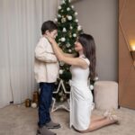 Kinda Hanna Instagram - يارب أحمي اولادكن وعائلاتكم أجمعين وكل عام وانتم بالف خير #ميلاد_مجيد 🎄 . . ‏Photo by @muhanad_sadek ‏ Hair and makeup @gibran_khabbaz ‏ Photo shoot director @maalanagham Damascus - دمشق