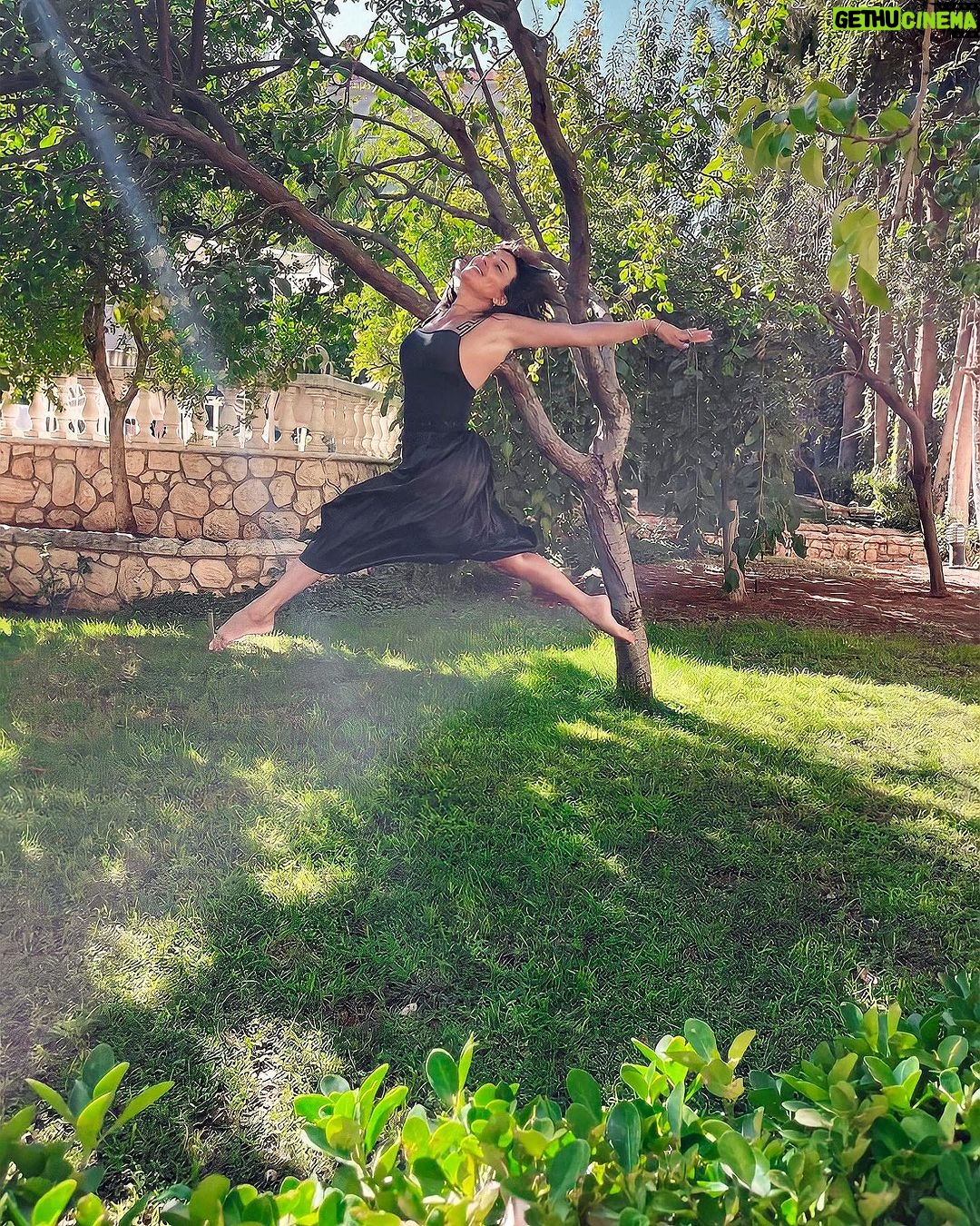 Kinda Hanna Instagram - رح يحكو عليك رح يحكو عليك ويحاولو يفشلوك ويلغو وجودك … ليش بنحاول نرضي الناس وهني انفسهم مو راضين بحالهم … #عيش_حياتك وطنش …. النعمة الحلوة بالحياة دائماً موجودة مابتروح 💚#saturdayvibes
