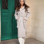 Kinda Hanna Instagram – بمرحلة من حياتي كنت بس حس حدا عم يراقبني ويشتغل فيني كنت ازعل واتدايق وحس بكره تجاه الاشخاص هدول … اليوم وبعد كلشي تعلمتو صار عندي قناعة انو هي المشاكل الها علاقة بشخصية هدول الاشخاص فبتدفشهم يعملو فينا هيك .. ومشاكلهم هي نتيجة ظروفهم وحياتهم ومالي دخل فيها حتى لو كنت انا المقصودة بس هاد الشي مارح يصير الا اذا دخلنا حالنا فيه واعتبرنا انو نحنا جزء من المشاكل المقصودة وماتجاهلناها ،، وهاد الشي غير صحي… ووبماانو ظروف حياتي هي خياري بالكامل صار عندي حالة من الرضا والقناعة اني سامح وانسى واخد مايكفيني من الشي لي بحبو 🙏🏻😍مساكم دافي وحلو متل قلوبكم ❤️ #شتوية #دفا #كندة_حنا #دمشق_الياسمين Damascus, Syria
