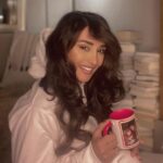Kinda Hanna Instagram – #يسعد_مساكم شكرا @mahmoud_tohan على الكتاب 🌺💕 Mashro3 Dumar