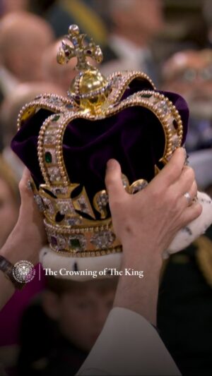 Queen Elizabeth II of the United Kingdom Instagram - 𝐓𝐡𝐞 𝐂𝐫𝐨𝐰𝐧𝐢𝐧𝐠 𝐨𝐟 𝐓𝐡𝐞 𝐊𝐢𝐧𝐠

The Archbishop of Canterbury places St Edward’s Crown on The King’s anointed head. The clergy, congregation and choir all cry ‘God Save The King’.